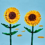 Gros plan des deux tournesols LEGO, cœurs bruns et pétales jaunes
