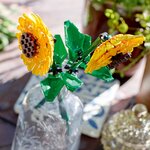 Tournesols LEGO dans un vase, sur une table en extérieur