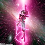 Visuel promotionnel de Shun entouré de sa chaîne, sur fond étoilé rose