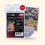 Paquet de 100 sleeves souples Ultra Pro et une carte protégée, sur fond crème
