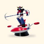 Figurine Goldorak Abystyle Studio sur sa soucoupe sur fond crème