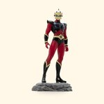 Figurine Abystyle Studio d'Actarus sur son socle rocheux, sur fond crème