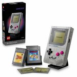 Boîte du set LEGO Game Boy 72046 à côté de la console montée, des deux cartouches et de deux écrans