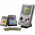 Même composition en plus grand : la Game Boy LEGO, ses deux cartouches et deux écrans, sur fond blanc