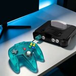 Manette Hyperkin Captain branchée sur une console Nintendo 64 noire