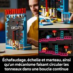 Vues de larrière de la borne et du niveau : échafaudage, échelle, marteau et mécanisme des tonneaux