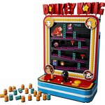 Borne LEGO Jeu darcade Donkey Kong montée, tonneaux alignés devant, sur fond blanc