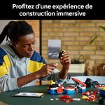 Homme qui construit le set, pièces du kart étalées sur la table, avec un texte sur la construction