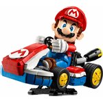 Mario au volant du kart standard LEGO, incliné sur son support noir, sur fond blanc
