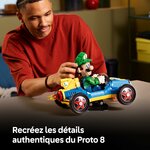 Homme qui ajuste Luigi dans le kart Proto 8 LEGO posé sur son support