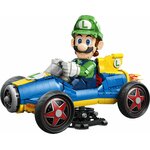 Luigi au volant du kart Proto 8 LEGO bleu et jaune, sur son support noir, sur fond blanc