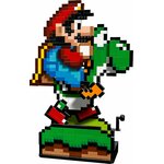 Mario à cape sur le dos de Yoshi, en briques pixélisées sur un socle dherbe, sur fond blanc