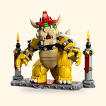 Figurine LEGO Le Puissant Bowser 71411 sur sa plateforme de combat entre deux tours, sur fond crème