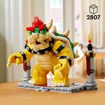 Bowser LEGO sur sa plateforme posée sur une table en bois, pastille 2807 pièces