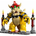 Bowser LEGO sur sa plateforme de combat entre deux tours à flammes, sur fond blanc