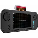 Evercade EXP-R anthracite vue de trois quarts, cartouche Tomb Raider insérée par le dessus