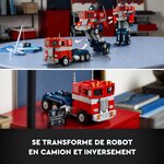 Transformation dOptimus Prime de robot en camion sur une table, puis le camion exposé