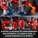 Gros plans sur le canon à ions, la hache Energon, la matrice dans le torse et le jetpack