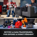 Optimus Prime en robot dans un salon, puis le camion entouré de ses accessoires