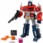 Optimus Prime en robot avec canon à ions, hache, cube Energon et plaque, sur fond blanc