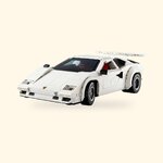 LEGO Icons Lamborghini Countach 10337 blanche, vue avant de trois quarts, sur fond crème