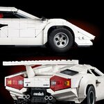 Gros plans sur la roue arrière et sur larrière de la Countach, avec aileron et quatre sorties