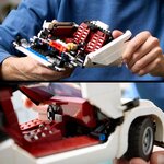 Countach en cours de montage tenue en main, puis habitacle rouge et volant vus par la portière