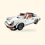 LEGO Icons Porsche 911 10295 blanche montée en Targa, toit retiré, sur fond crème