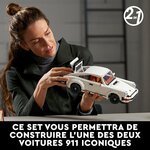 Femme qui tient la Porsche 911 Turbo LEGO, avec une légende sur les deux versions
