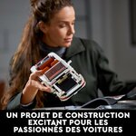 Femme qui assemble la Porsche 911 LEGO, châssis visible