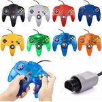 Les coloris des manettes N64 miadore et une manette tenue à deux mains