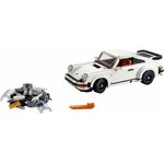Porsche 911 Turbo LEGO sur fond blanc, avec les pièces restantes et un démonte-brique