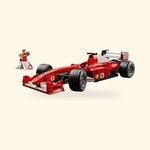 LEGO Icons Ferrari F2004 11375 et minifigurine de Michael Schumacher sur son podium, sur fond crème