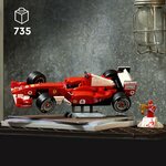Ferrari F2004 LEGO sur son présentoir, posée sur une étagère, minifigurine à côté