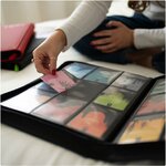 Collectionneuse qui glisse une carte dans une pochette du classeur Vault X ouvert