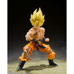 Goku en garde, jambes fléchies et poings serrés, sur fond sombre