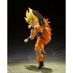 Goku lançant un coup de pied haut, sur fond sombre