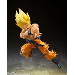 Goku en position de Kamehameha, mains jointes, sur fond sombre