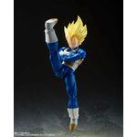 Vegeta lançant un coup de pied haut, sur fond sombre