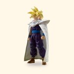 Figurine S.H.Figuarts de Gohan Super Saiyan en tenue violette et cape blanche, sur fond crème