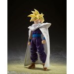 Gohan avec sa cape blanche, debout de face, sur fond sombre