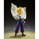 Gohan avec la cape en tissu figée comme soulevée par le vent, sur fond sombre