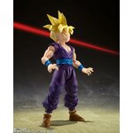 Gohan sans cape, un rayon rouge en arrière-plan, sur fond sombre