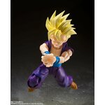 Gohan mains jointes vers lavant, en pleine attaque, sur fond sombre