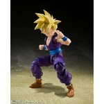 Gohan en garde, poings levés, sur fond sombre