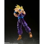 Gohan les avant-bras croisés devant le visage, sur fond sombre