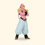 Figurine Banpresto de Majin Buu bras croisés, gilet à épaulettes jaunes, sur fond crème