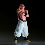 Majin Buu vu de trois quarts, éclairé sur fond noir
