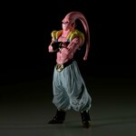 Majin Buu de profil, dans la pénombre, sur fond noir