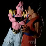 Gros plan de Majin Buu face à la figurine de Gohan Ultimate, vendue séparément